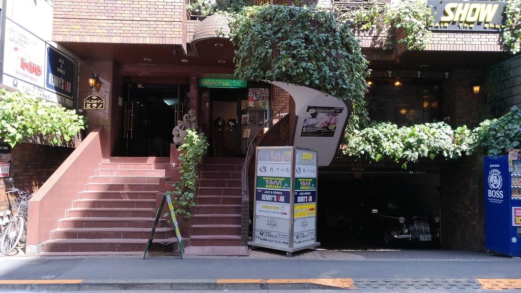 マルハバの店舗外観